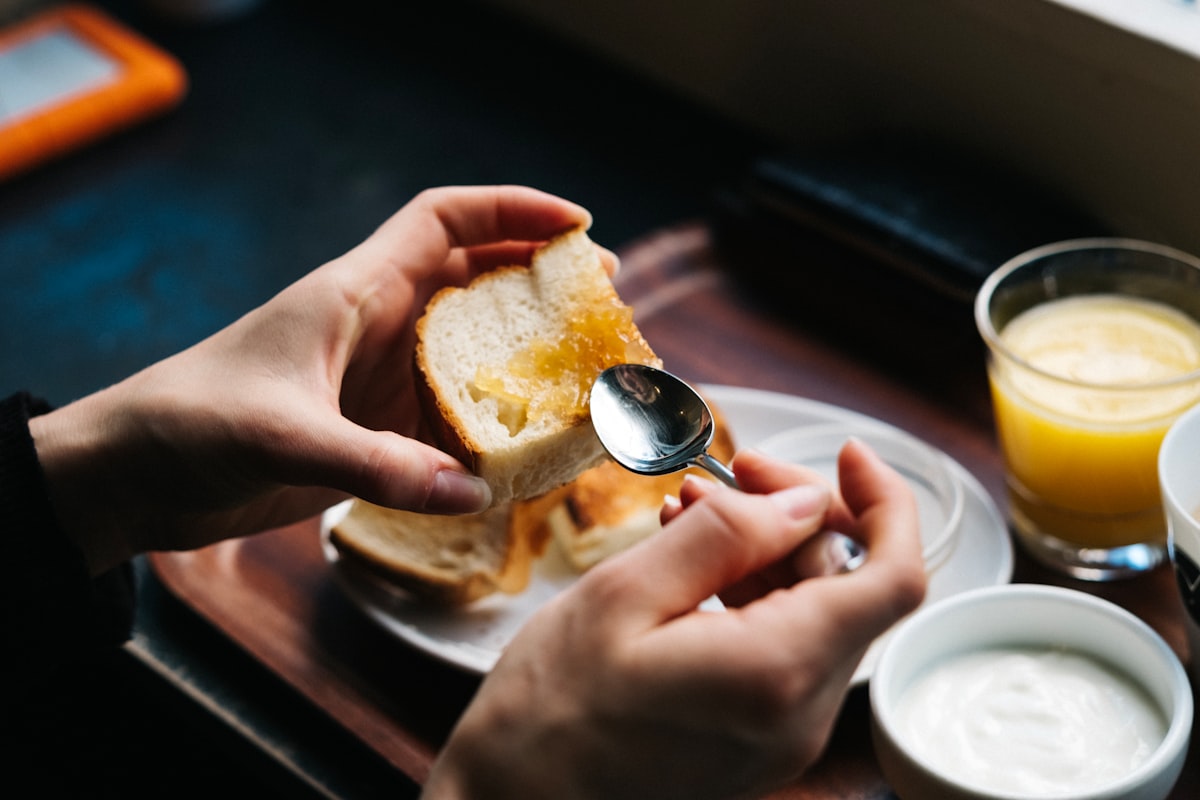 Sarapan sehat dengan oatmeal, buah, dan yogurt